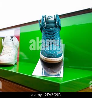 Dubai, Emirati Arabi Uniti - 31 maggio 2013. Uno scaffale con scarpe Nike di colore ultramarino nel Dubai Mall a Dubai, Emirati Arabi Uniti. Foto Stock