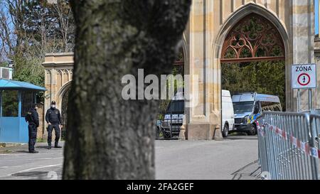 Praga, Repubblica Ceca. 22 Apr 2021. Pattuglia della polizia ceca di fronte all'Ambasciata della Federazione Russa a Praga, Repubblica Ceca, giovedì 22 aprile 2021. La Russia dovrebbe consentire il ritorno dei 20 diplomatici cechi espulsi all'ambasciata ceca a Mosca entro le 12:00 di giovedì e, in caso contrario, il ministro degli Esteri Jakub Kulhanek (CSSD) deciderà di tagliare il personale russo a Praga giovedì pomeriggio, ha detto. Credit: Michal Kamaryt/CTK Photo/Alamy Live News Foto Stock