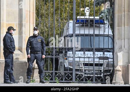 Praga, Repubblica Ceca. 22 Apr 2021. Pattuglia della polizia ceca di fronte all'Ambasciata della Federazione Russa a Praga, Repubblica Ceca, giovedì 22 aprile 2021. La Russia dovrebbe consentire il ritorno dei 20 diplomatici cechi espulsi all'ambasciata ceca a Mosca entro le 12:00 di giovedì e, in caso contrario, il ministro degli Esteri Jakub Kulhanek (CSSD) deciderà di tagliare il personale russo a Praga giovedì pomeriggio, ha detto. Credit: Michal Kamaryt/CTK Photo/Alamy Live News Foto Stock