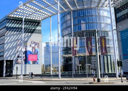 22.04.2021, Essen, Ruhrgebiet, Nordrhein-Westfalen, Deutschland - Unternehmenssitz der Westnetz GmbH und der Westenergie AG im ehemaligen RWE-Turm in Foto Stock