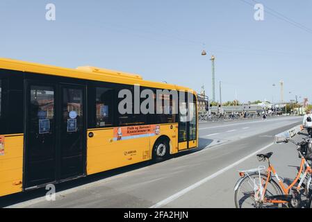 Copenaghen, Danimarca - 14 settembre 2020. L'autobus cittadino numero 10 passa accanto alla stazione centrale di Copenhagen. Foto Stock