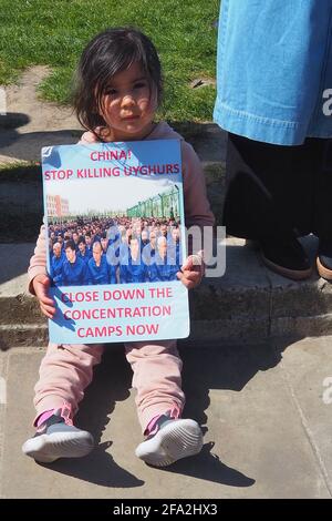 Londra, Regno Unito. 22 Apr 2021. Musulmani, cristiani ed ebrei protestano al di fuori del Parlamento contro il genocidio del popolo uiguro da parte della Cina Credit: Brian Minkoff/Alamy Live News Foto Stock