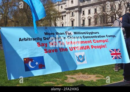 Londra, Regno Unito. 22 Apr 2021. Musulmani, cristiani ed ebrei protestano al di fuori del Parlamento contro il genocidio del popolo uiguro da parte della Cina Credit: Brian Minkoff/Alamy Live News Foto Stock