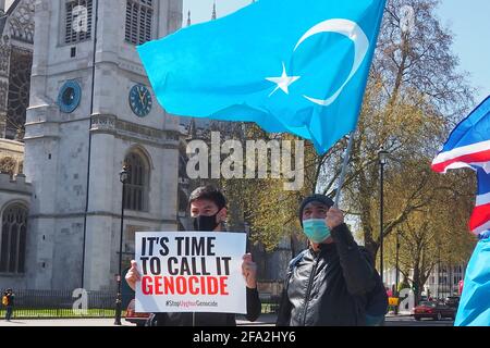 Londra, Regno Unito. 22 Apr 2021. Musulmani, cristiani ed ebrei protestano al di fuori del Parlamento contro il genocidio del popolo uiguro da parte della Cina Credit: Brian Minkoff/Alamy Live News Foto Stock