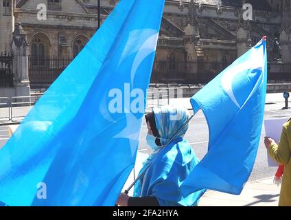 Londra, Regno Unito. 22 Apr 2021. Musulmani, cristiani ed ebrei protestano al di fuori del Parlamento contro il genocidio del popolo uiguro da parte della Cina Credit: Brian Minkoff/Alamy Live News Foto Stock