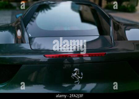 Dubai, Emirati Arabi Uniti - 16 novembre 2013. Ferrari parcheggiata al Dubai Mall. Foto Stock