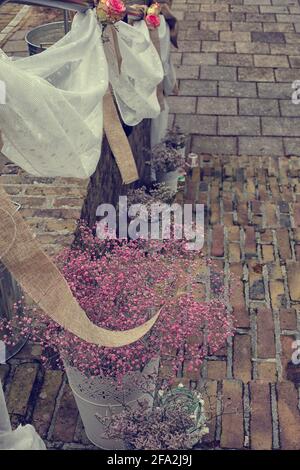 Lanterne e fiori su una scala decorata per un matrimonio Foto Stock