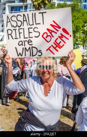 Sarasota, FL, US - 24 marzo 2018 - i manifestanti si riuniscono alla marcia di protesta guidata dagli studenti per la nostra vita chiedendo l'azione del governo sul folowi di controllo delle armi Foto Stock