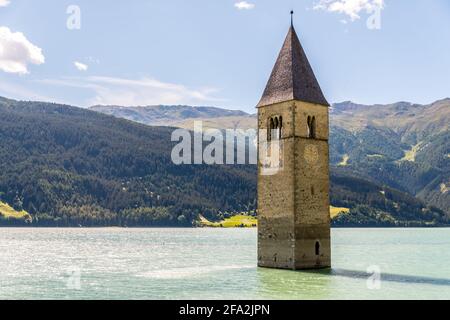 Campanile sommerso di Curon a Graun im Vinschgau sul Lago di Reschen (Lago di Resia) in Alto Adige, Alto Adige, Südtirol, Italia. In Val Venosta, VI Foto Stock