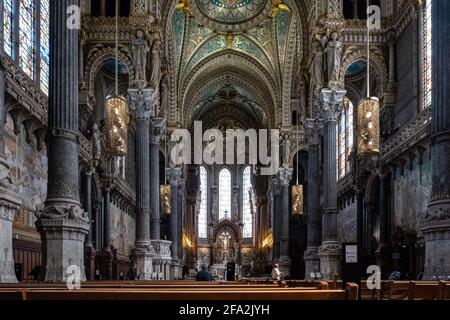 Lione (Francia), 19 aprile 2021. Navata centrale della basilica di Fourvière Foto Stock