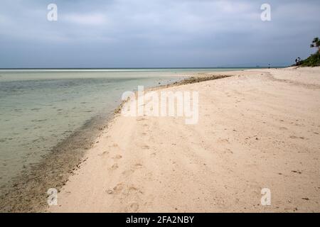 Spiaggia di sabbia bianca e acque turchesi sull'isola di Taketomi, Okinawa, Giappone Foto Stock