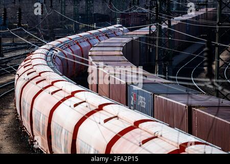 Treno cargo. Trasporti ferroviari. Trasporto ferroviario. Industria globale e internazionale del trasporto merci. Foto Stock