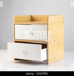 comodino in legno con due cassetti isolati su sfondo bianco Foto Stock