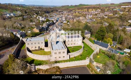 Vista aerea dal drone del castello di Jedburgh e della prigione di Jedburgh, Scottish Borders, Scozia, Regno Unito Foto Stock