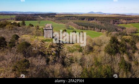 Vista aerea del Castello di Fatlips, o Castello di Minto, una torre a peeling nel Roxburghshire, ai confini scozzesi, Scozia, Regno Unito Foto Stock