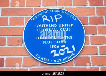 Victoria Avenue, Southend on Sea, Essex, Regno Unito. 22 Apr 2021. Il club calcistico Southend Utd sta languendo nei pressi del fondo della Lega due e ad alto rischio di retrocessione nello status di non campionato. I messaggi di protesta RIP sono comparsi all'esterno del pub Blue Boar vicino al loro Roots Hall Ground, all'interno del quale il club è stato fondato nel 1906. I fan incolpano il presidente Ron Martin per aver puntato sullo sviluppo di Roots Hall per l'edilizia abitativa verso il passaggio a un nuovo stadio di sviluppo nei campi di Fossetts Farm a spese della squadra. Una perdita all'Oriente questo sabato confermerebbe la relegazione Foto Stock