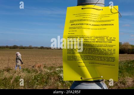 Fossetts Way, Southend on Sea, Essex, Regno Unito. 22 Apr 2021. Il club calcistico Southend Utd sta languendo nei pressi del fondo della Lega due e ad alto rischio di retrocessione nello status di non campionato. I messaggi di protesta RIP sono comparsi all'esterno del pub Blue Boar vicino al loro Roots Hall Ground, all'interno del quale il club è stato fondato nel 1906. I fan incolpano il presidente Ron Martin per aver puntato sullo sviluppo di Roots Hall per l'edilizia abitativa verso il passaggio a un nuovo stadio di sviluppo nei campi di Fossetts Farm a spese della squadra. Una perdita all'Oriente questo sabato confermerebbe la relegazione. Applicazione di pianificazione per l'edilizia abitativa Foto Stock