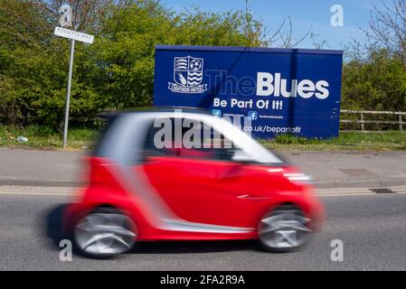 Fossetts Way, Southend on Sea, Essex, Regno Unito. 22 Apr 2021. Il club calcistico Southend Utd sta languendo nei pressi del fondo della Lega due e ad alto rischio di retrocessione nello status di non campionato. I fan incolpano il presidente Ron Martin per aver puntato sullo sviluppo di Roots Hall per l'edilizia abitativa verso il passaggio a un nuovo stadio di sviluppo nei campi di Fossetts Farm a spese della squadra. Una perdita all'Oriente questo sabato confermerebbe la relegazione Foto Stock