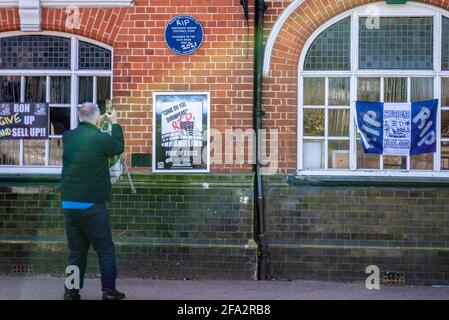 Victoria Avenue, Southend on Sea, Essex, Regno Unito. 22 Apr 2021. Il club calcistico Southend Utd sta languendo nei pressi del fondo della Lega due e ad alto rischio di retrocessione nello status di non campionato. I messaggi di protesta RIP sono comparsi all'esterno del pub Blue Boar vicino al loro Roots Hall Ground, all'interno del quale il club è stato fondato nel 1906. I fan incolpano il presidente Ron Martin per aver puntato sullo sviluppo di Roots Hall per l'edilizia abitativa verso il passaggio a un nuovo stadio di sviluppo nei campi di Fossetts Farm a spese della squadra. Una perdita all'Oriente questo sabato confermerebbe la relegazione Foto Stock