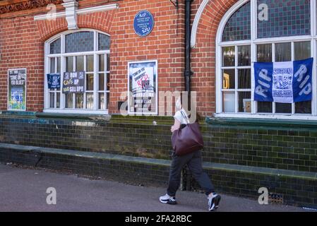 Victoria Avenue, Southend on Sea, Essex, Regno Unito. 22 Apr 2021. Il club calcistico Southend Utd sta languendo nei pressi del fondo della Lega due e ad alto rischio di retrocessione nello status di non campionato. I messaggi di protesta RIP sono comparsi all'esterno del pub Blue Boar vicino al loro Roots Hall Ground, all'interno del quale il club è stato fondato nel 1906. I fan incolpano il presidente Ron Martin per aver puntato sullo sviluppo di Roots Hall per l'edilizia abitativa verso il passaggio a un nuovo stadio di sviluppo nei campi di Fossetts Farm a spese della squadra. Una perdita all'Oriente questo sabato confermerebbe la relegazione Foto Stock