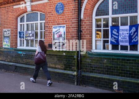 Victoria Avenue, Southend on Sea, Essex, Regno Unito. 22 Apr 2021. Il club calcistico Southend Utd sta languendo nei pressi del fondo della Lega due e ad alto rischio di retrocessione nello status di non campionato. I messaggi di protesta RIP sono comparsi all'esterno del pub Blue Boar vicino al loro Roots Hall Ground, all'interno del quale il club è stato fondato nel 1906. I fan incolpano il presidente Ron Martin per aver puntato sullo sviluppo di Roots Hall per l'edilizia abitativa verso il passaggio a un nuovo stadio di sviluppo nei campi di Fossetts Farm a spese della squadra. Una perdita all'Oriente questo sabato confermerebbe la relegazione Foto Stock