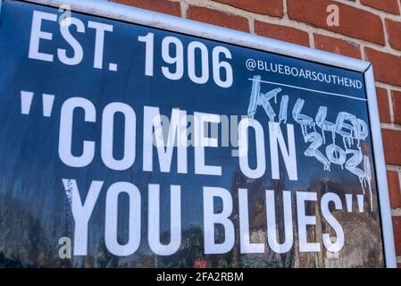 Victoria Avenue, Southend on Sea, Essex, Regno Unito. 22 Apr 2021. Il club calcistico Southend Utd sta languendo nei pressi del fondo della Lega due e ad alto rischio di retrocessione nello status di non campionato. I messaggi di protesta RIP sono comparsi all'esterno del pub Blue Boar vicino al loro Roots Hall Ground, all'interno del quale il club è stato fondato nel 1906. I fan incolpano il presidente Ron Martin per aver puntato sullo sviluppo di Roots Hall per l'edilizia abitativa verso il passaggio a un nuovo stadio di sviluppo nei campi di Fossetts Farm a spese della squadra. Una perdita all'Oriente questo sabato confermerebbe la relegazione Foto Stock