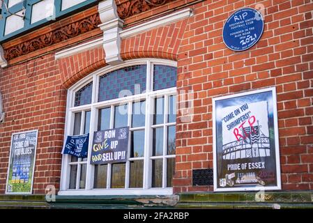 Victoria Avenue, Southend on Sea, Essex, Regno Unito. 22 Apr 2021. Il club calcistico Southend Utd sta languendo nei pressi del fondo della Lega due e ad alto rischio di retrocessione nello status di non campionato. I messaggi di protesta RIP sono comparsi all'esterno del pub Blue Boar vicino al loro Roots Hall Ground, all'interno del quale il club è stato fondato nel 1906. I fan incolpano il presidente Ron Martin per aver puntato sullo sviluppo di Roots Hall per l'edilizia abitativa verso il passaggio a un nuovo stadio di sviluppo nei campi di Fossetts Farm a spese della squadra. Una perdita all'Oriente questo sabato confermerebbe la relegazione Foto Stock