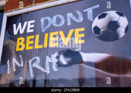 Victoria Avenue, Southend on Sea, Essex, Regno Unito. 22 Apr 2021. Il club calcistico Southend Utd sta languendo nei pressi del fondo della Lega due e ad alto rischio di retrocessione nello status di non campionato. I messaggi di protesta RIP sono comparsi all'esterno del pub Blue Boar vicino al loro Roots Hall Ground, all'interno del quale il club è stato fondato nel 1906. I fan incolpano il presidente Ron Martin per aver puntato sullo sviluppo di Roots Hall per l'edilizia abitativa verso il passaggio a un nuovo stadio di sviluppo nei campi di Fossetts Farm a spese della squadra. Una perdita all'Oriente questo sabato confermerebbe la relegazione Foto Stock