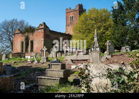Rovine della chiesa di San Giovanni Evangelista del XVII secolo su Old Church Lane a Stanmore, Middlesex, Regno Unito. Le rovine sono fotografate dal vecchio cimitero. Foto Stock