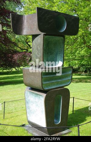 Figura unica del gruppo di sculture in bronzo ‘la famiglia dell’uomo’ di Barbara Hepworth allo Yorkshire Sculpture Park, Wakefield, Yorkshire Foto Stock