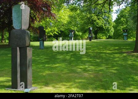 ‘la famiglia dell’uomo’ di Barbara Hepworth allo Yorkshire Sculpture Park, Wakefield, Yorkshire Foto Stock