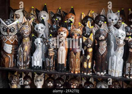 Souvenir fatti a mano in legno nel negozio di articoli da regalo, Nessebar Bulgaria. Foto Stock