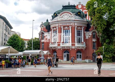 Varna, Bulgaria.People di fronte al teatro di dramma. Foto Stock