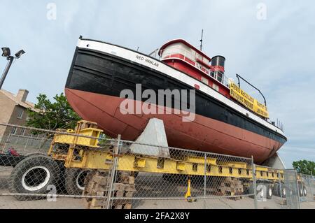 Ned Hanlan, tugboat a vapore, porto di Toronto (1932-1967) - su un camion a pianale preparato per il trasferimento a Hanlan's Point sulle isole di Toronto Foto Stock