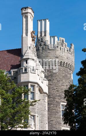 Casa Loma (1911-1914), Toronto - angolo nord ovest torre feat. Con camini, crenelations Foto Stock