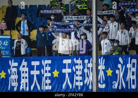 Suzhou, provincia cinese di Jiangsu. 22 Apr 2021. Tifosi del Tianjin JMT FC tifano per la loro squadra durante la prima partita tra Shanghai Port FC e Tianjin JMT FC alla stagione 2021 Chinese Football Association Super League (CSL) Suzhou Division a Suzhou, nella provincia di Jiangsu, nella Cina orientale, 22 aprile 2021. Credit: Li Bo/Xinhua/Alamy Live News Foto Stock