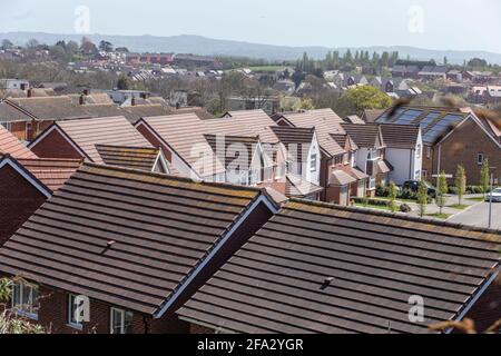 Guardando attraverso i tetti delle case di nuova costruzione a Pinhoe Exeter, Devon. Nuova casa edificio, proprietà. Foto Stock