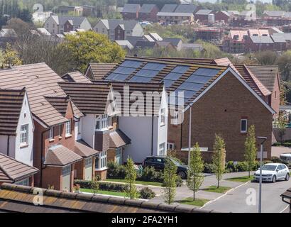 Pannelli solari sui tetti delle case di nuova costruzione a Pinhoe Exeter, Devon. Nuove case, fonti energetiche sostenibili. Edificio della casa. Foto Stock