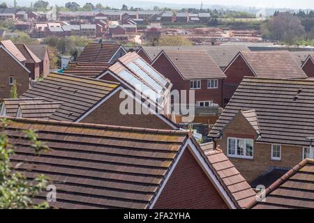 Pannelli solari sui tetti delle case di nuova costruzione a Pinhoe Exeter, Devon. Nuove case, fonti energetiche sostenibili. Edificio della casa. Foto Stock