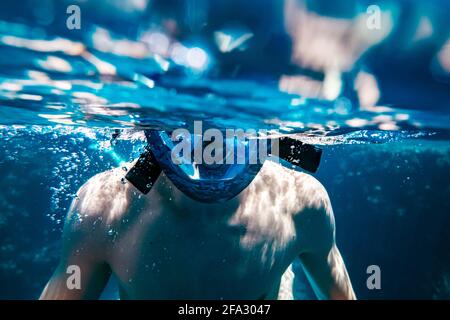 Uomo in maschera snorkeling nuoto subacqueo Foto Stock