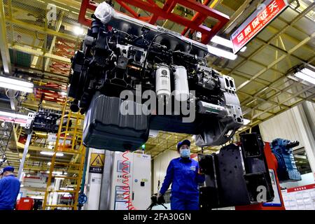 (210422) -- JINAN, 22 aprile 2021 (Xinhua) -- i lavoratori assemblano i motori su una linea di assemblaggio in un'officina della Weichai Power Co., Ltd. A Weifang City, nella provincia di Shandong della Cina orientale, 22 aprile 2021. La tecnologia di produzione di motori diesel di fascia alta era un collo di bottiglia per l'industria manifatturiera cinese delle attrezzature. Weichai Power Co., Ltd., un'impresa statale fondata nel 1946, ha sviluppato il primo motore cinese ad alta velocità e potenza con diritti di proprietà intellettuale completamente indipendenti dopo più di dieci anni di ricerca scientifica e tecnologica, mettendo completamente fine a quello cinese Foto Stock