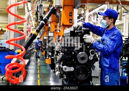 (210422) -- JINAN, 22 aprile 2021 (Xinhua) -- i lavoratori assemblano i motori su una linea di assemblaggio in un laboratorio del gruppo Weichai nella città di Weifang, provincia di Shandong della Cina orientale, 22 aprile 2021. La tecnologia di produzione di motori diesel di fascia alta era un collo di bottiglia per l'industria manifatturiera cinese delle attrezzature. Weichai Power Co., Ltd., un'impresa statale fondata nel 1946, ha sviluppato il primo motore cinese ad alta velocità e potenza con diritti di proprietà intellettuale completamente indipendenti dopo più di dieci anni di ricerca scientifica e tecnologica, mettendo completamente fine al lungo termine della Cina Foto Stock