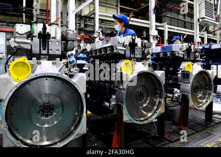 (210422) -- JINAN, 22 aprile 2021 (Xinhua) -- i lavoratori assemblano i motori su una linea di assemblaggio in un'officina della Weichai Power Co., Ltd. A Weifang City, nella provincia di Shandong della Cina orientale, 22 aprile 2021. La tecnologia di produzione di motori diesel di fascia alta era un collo di bottiglia per l'industria manifatturiera cinese delle attrezzature. Weichai Power Co., Ltd., un'impresa statale fondata nel 1946, ha sviluppato il primo motore cinese ad alta velocità e potenza con diritti di proprietà intellettuale completamente indipendenti dopo più di dieci anni di ricerca scientifica e tecnologica, mettendo completamente fine a quello cinese Foto Stock