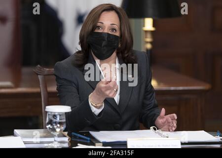 Il vicepresidente Kamala Harris fa una dichiarazione prima di tenere una tavola rotonda con la leadership su questioni riguardanti Guatemala, Honduras, ed El Salvador alla Casa Bianca di Washington, DC, giovedì 22 aprile 2021. Foto in piscina di Chris Kleponis/UPI Foto Stock