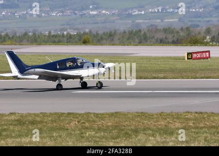 Una luce Piper PA28-140 G-BCJN Cherokee a motore singolo a quattro posti Atterraggio di aeromobili all'aeroporto internazionale di Bristol il 22 di Aprile 2021 Foto Stock