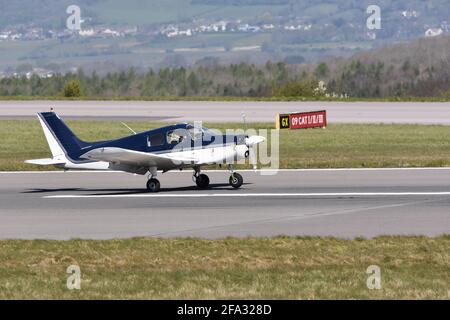 Una luce Piper PA28-140 G-BCJN Cherokee a motore singolo a quattro posti Atterraggio di aeromobili all'aeroporto internazionale di Bristol il 22 di Aprile 2021 Foto Stock