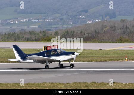 Una luce Piper PA28-140 G-BCJN Cherokee a motore singolo a quattro posti Atterraggio di aeromobili all'aeroporto internazionale di Bristol il 22 di Aprile 2021 Foto Stock