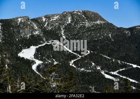 Vista dal Monte Mansfield Vermont presso la stazione sciistica di Stowe. Tarda primavera con neve sulle montagne e cielo blu. Foto Stock