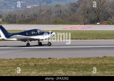 Una luce Piper PA28-140 G-BCJN Cherokee a motore singolo a quattro posti Atterraggio di aeromobili all'aeroporto internazionale di Bristol il 22 di Aprile 2021 Foto Stock