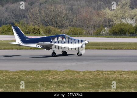 Una luce Piper PA28-140 G-BCJN Cherokee a motore singolo a quattro posti Atterraggio di aeromobili all'aeroporto internazionale di Bristol il 22 di Aprile 2021 Foto Stock